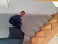 Jak wnosić wózek po schodach bezpiecznie i bez wysiłku
