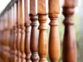 Czym pomalować balustradę drewnianą na zewnątrz, aby przetrwała lata?