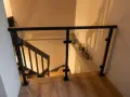 Nowoczesna balustrada ze szkła i czarnego profilu, idealna do schodów. Pokazuje, jak zrobić balustradę z profila.