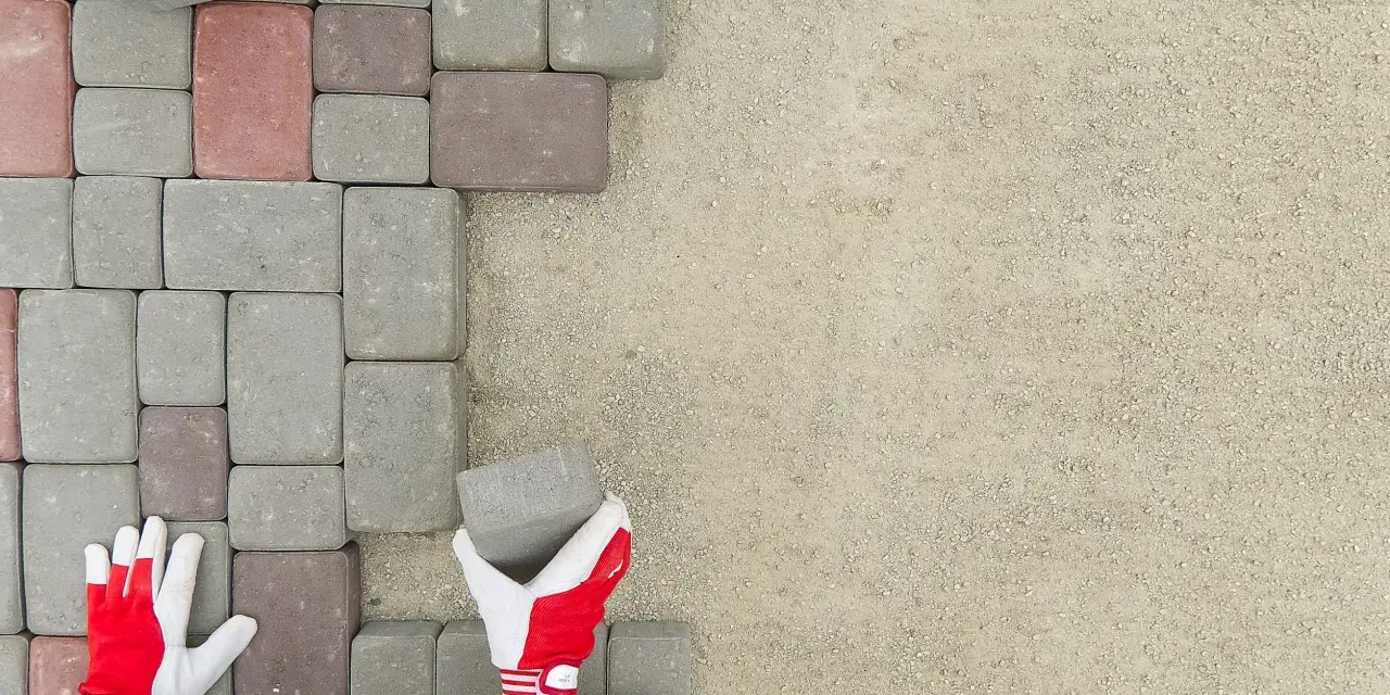 Jak ułożyć kostkę brukową na podjeździe bez błędów i problemów