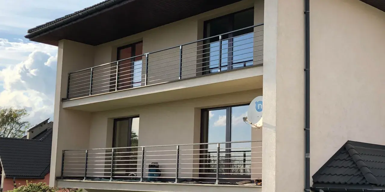 Jak wysokość balustrady na balkonie wpływa na bezpieczeństwo dzieci