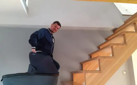 Jak wnosić wózek po schodach bezpiecznie i bez wysiłku