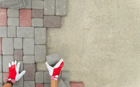 Jak ułożyć kostkę brukową na podjeździe bez błędów i problemów