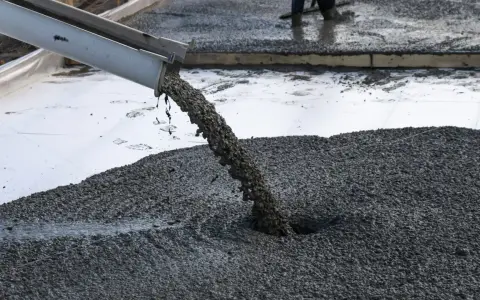 Jaki beton na podjazd? Wybierz najlepszy i uniknij problemów z trwałością