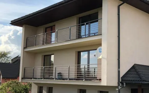 Jak wysokość balustrady na balkonie wpływa na bezpieczeństwo dzieci