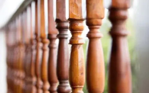 Czym pomalować balustradę drewnianą na zewnątrz, aby przetrwała lata?