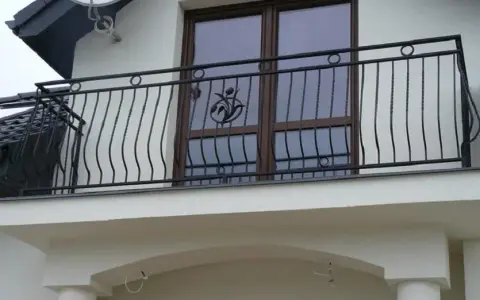 Jak wybrać idealny kolor balustrady balkonowej do swojego domu?