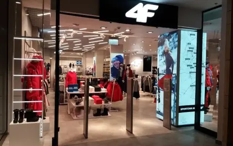 4F Złote Tarasy - Sprawdź, na którym poziomie znajdziesz sklep