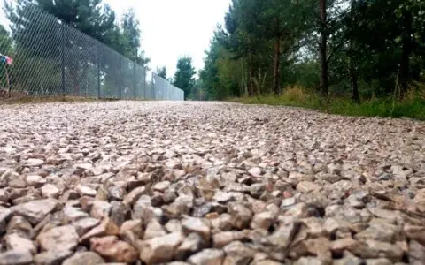 Ile tłucznia na podjazd? Oblicz potrzebną ilość i uniknij błędów