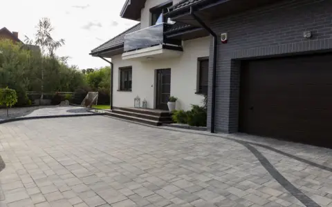 Jaką grubą kostkę na podjazd wybrać, aby uniknąć problemów?
