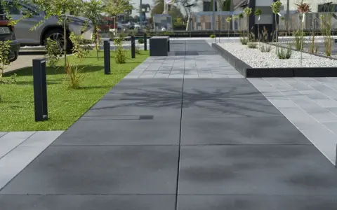 Podjazd beton czy kostka: co wybrać, aby uniknąć kosztownych błędów?