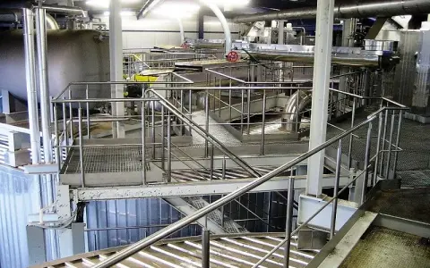 Jak skutecznie czyścić balustrady ze stali nierdzewnej bez uszkodzeń