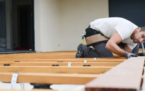 Jak prawidłowo położyć deski na taras, unikając najczęstszych błędów