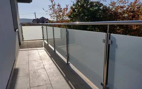 Jakie szkło na balustrady zewnętrzne? Bezpieczne i estetyczne rozwiązania