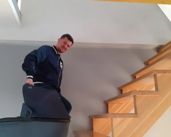 Jak wnosić wózek po schodach bezpiecznie i bez wysiłku
