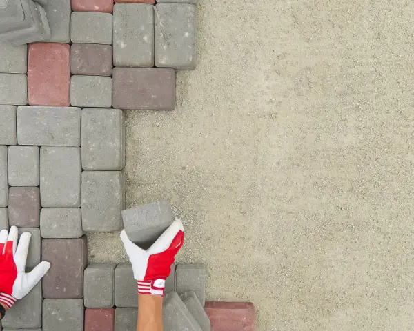 Jak ułożyć kostkę brukową na podjeździe bez błędów i problemów