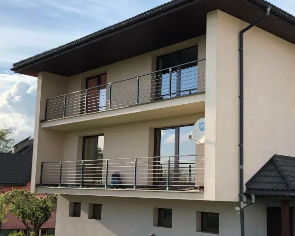 Jak wysokość balustrady na balkonie wpływa na bezpieczeństwo dzieci