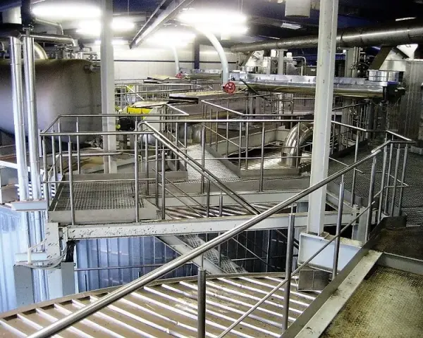 Jak skutecznie czyścić balustrady ze stali nierdzewnej bez uszkodzeń