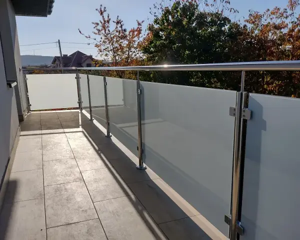 Jakie szkło na balustrady zewnętrzne? Bezpieczne i estetyczne rozwiązania