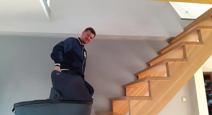 Jak wnosić wózek po schodach bezpiecznie i bez wysiłku