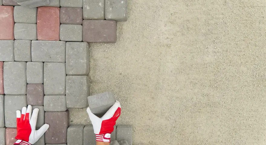 Jak ułożyć kostkę brukową na podjeździe bez błędów i problemów