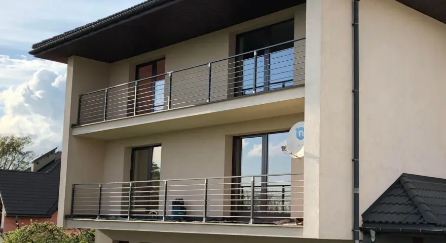 Jak wysokość balustrady na balkonie wpływa na bezpieczeństwo dzieci