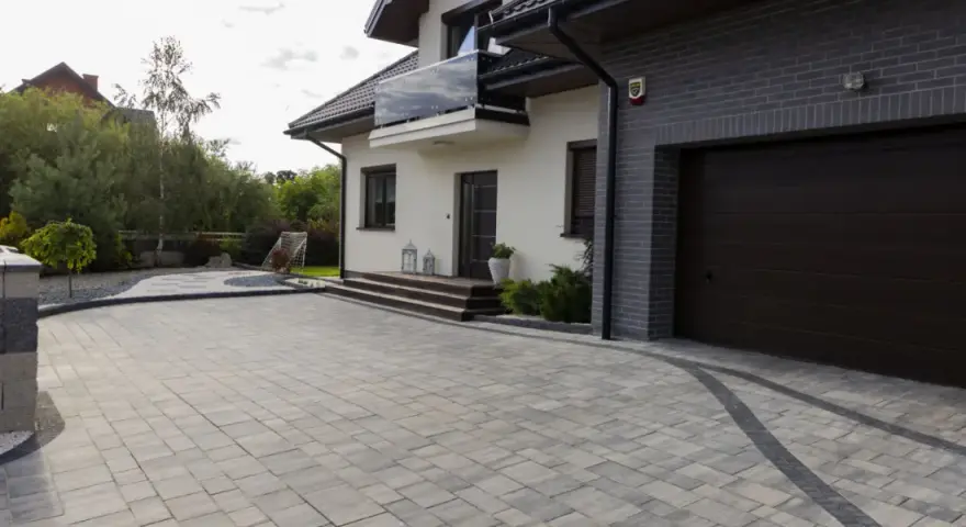 Jaką grubą kostkę na podjazd wybrać, aby uniknąć problemów?