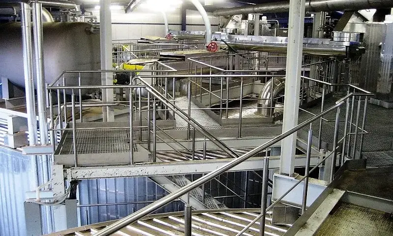Jak skutecznie czyścić balustrady ze stali nierdzewnej bez uszkodzeń