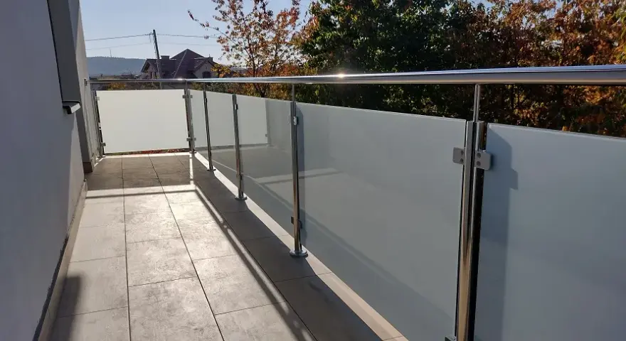 Jakie szkło na balustrady zewnętrzne? Bezpieczne i estetyczne rozwiązania