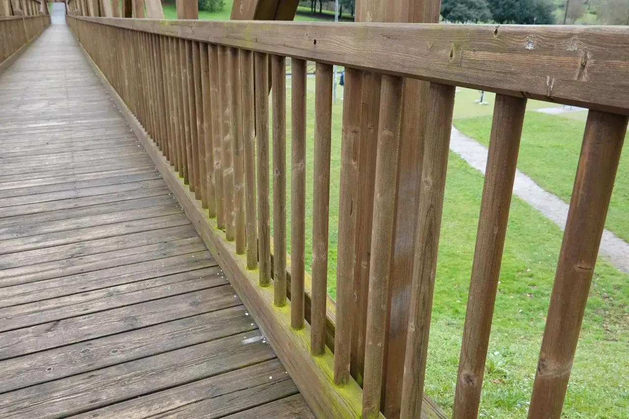 Zdjęcie Czym pomalować balustradę drewnianą na zewnątrz, aby przetrwała lata?